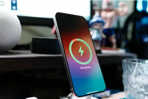 乐都苹果15换屏服务分享用什么充电器给iPhone15充电更好 